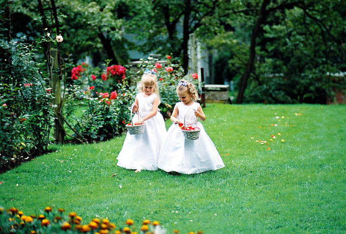 Dzieci podczas ślubu w plenerze.