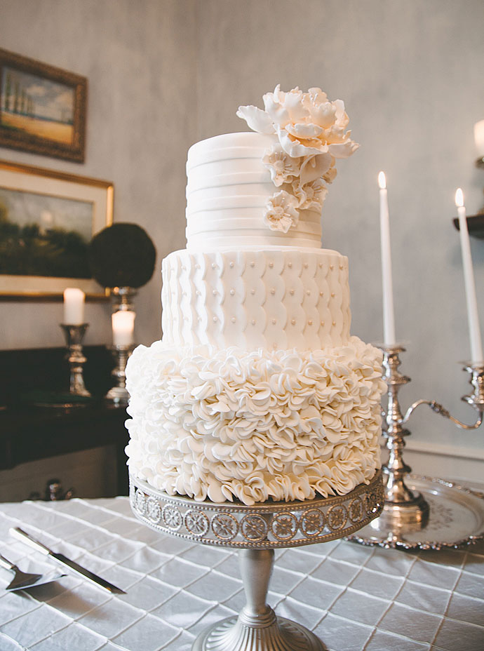 Elegancki, biały tort weselny