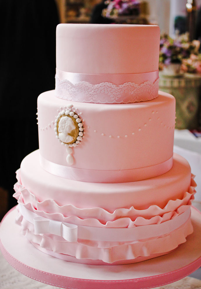 Różowy tort weselny