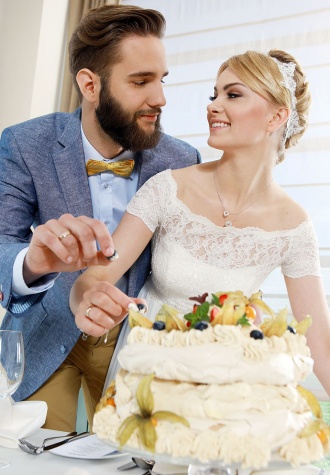 Krojenie tortu podczas wesela
