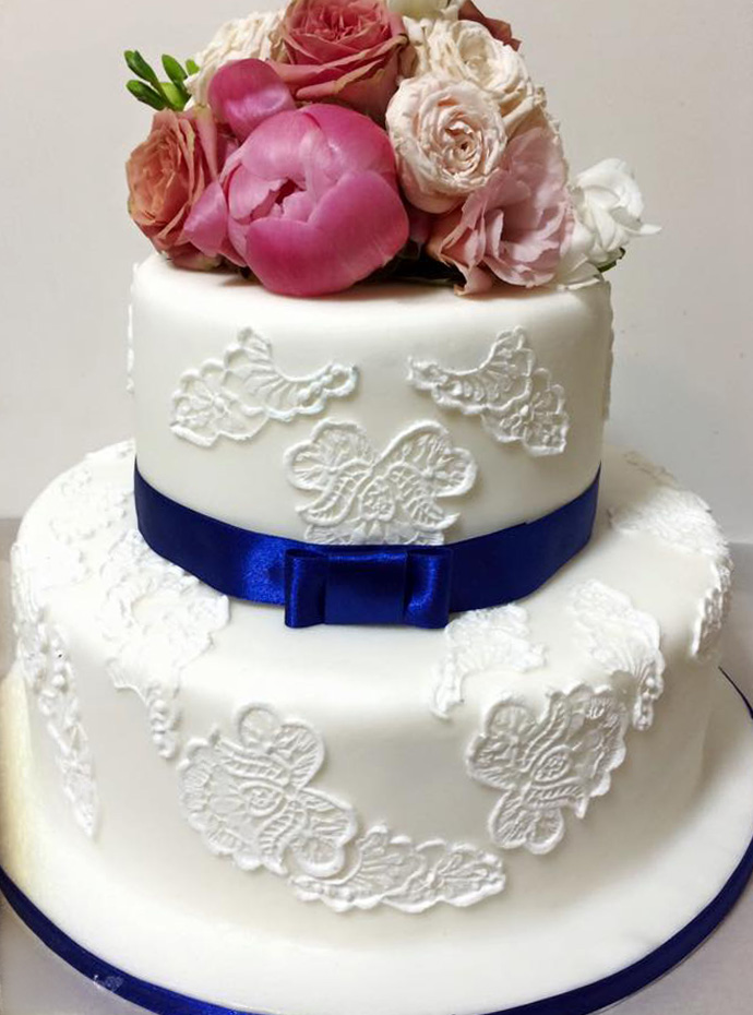 Biały tort weselny z motywem koronki