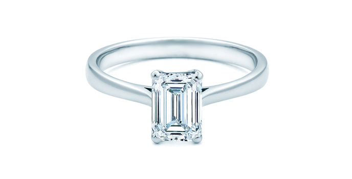 Unikalny pierścionek zaręczynowy z prostokątnym diamentem