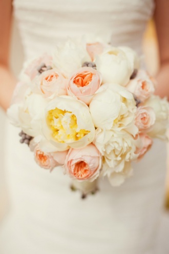 Bukiet z brzoskwiniowych i białych piwonii Bukiet z brzoskwiniowych i białych piwonii