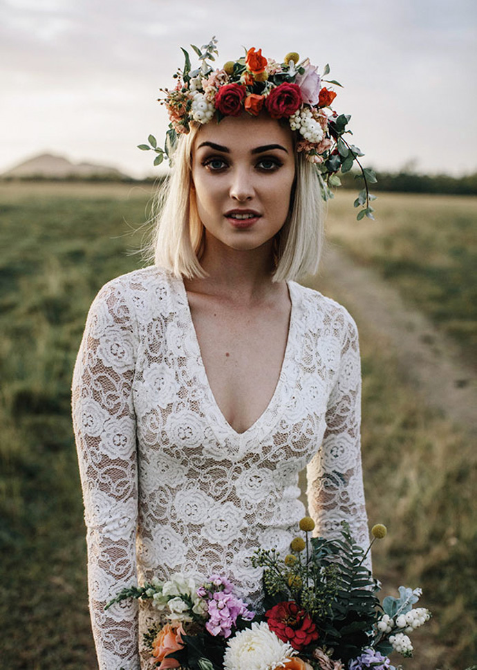 Wianek ślubny z czerwonymi akcentami