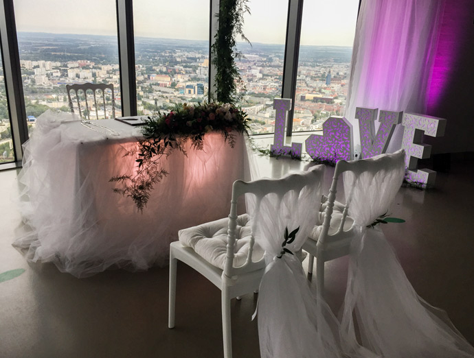 Dekoracje na ślub na tarasie widokowym Sky Tower we Wrocławiu