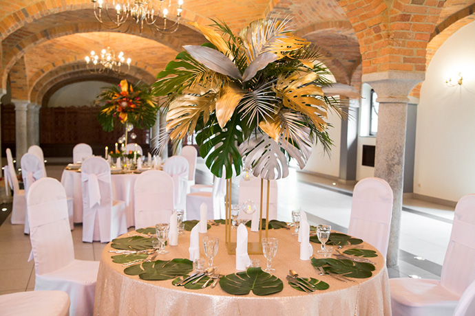 Dekoracja stołu ślubnego z liśćmi palmowymi