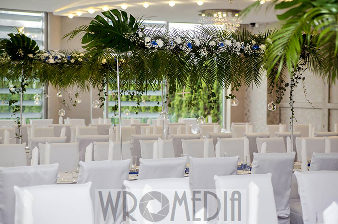 Sala weselna z liśćmi palmowymi