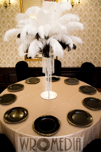 Cekinowy złoty obrus i czarne podtalerza na wesele Cekinowy złoty obrus i czarne podtalerza na wesele