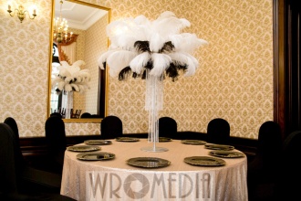 Cekinowy złoty obrus i czarne podtalerza na wesele Czarno-białe pióra, złoty obrus i czarne podtalerza oraz krzesła na wesele