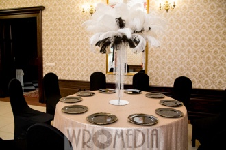 Cekinowy złoty obrus, czarne podtalerza i pióra na wesele Cekinowy złoty obrus, czarne podtalerza i pióra na wesele