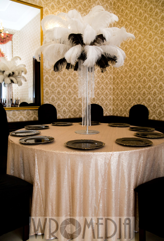 czarno-biała dekoracja sali weselnej z metalicznym obrusem