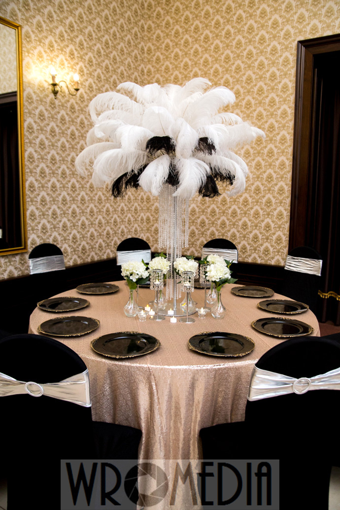 Modna czarno-biała dekoracja sali weselnej z piórami