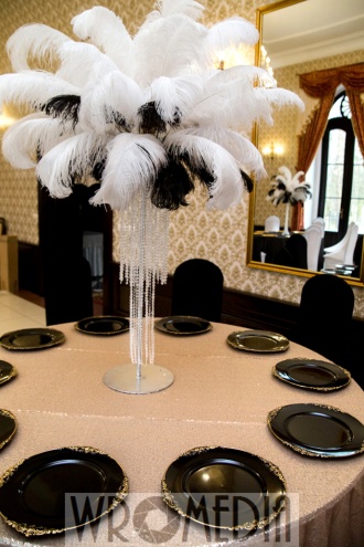 Czarne podtalerza i metaliczny obrus w dekoracji na wesele Czarno-biała dekoracja sali