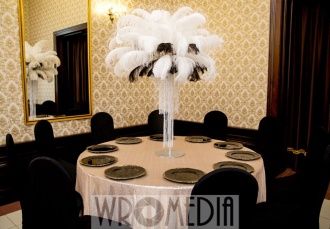 Elegancka dekoracja sali w czerni i bieli z metalicznym obrusem Elegancka dekoracja sali w czerni i bieli z metalicznym obrusem