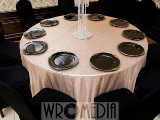 Stół weselny z czarnymi podtalerzami i metalicznym obrusem Stół weselny z czarnymi podtalerzami i metalicznym obrusem