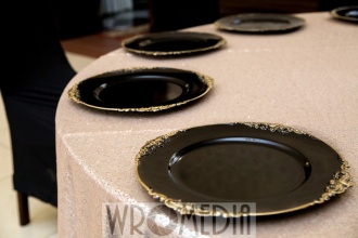 Dekoracja glamour z czarnymi podtalerzami Dekoracja glamour z czarnymi podtalerzami