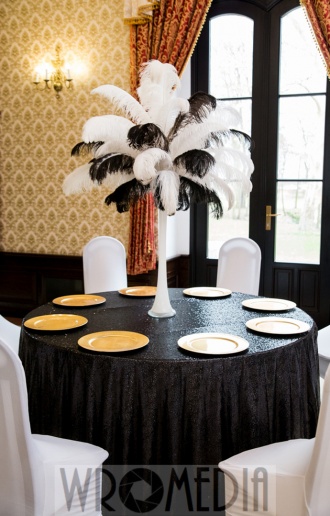 Cekinowy obrus i złote podtalerza w sali weselnej Cekinowy obrus i złote podtalerza w sali weselnej