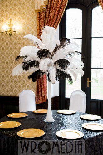 Czarno-biała dekoracja ze złotymi podtalerzami Czarno-biała dekoracja ze złotymi podtalerzami