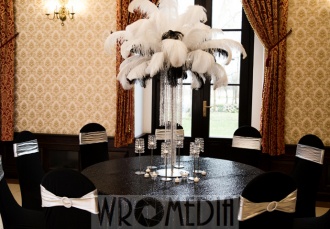 Sala weselna z czarno-białymi dekoracjami Sala weselna z czarno-białymi dekoracjami