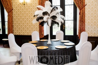 Dekoracja sali w czerni i bieli ze złotymi podtalerzami Dekoracja sali w czerni i bieli ze złotymi podtalerzami