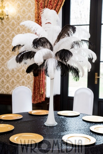 Pióra czarno-białe w dekoracji sali weselnej Pióra czarno-białe w dekoracji sali weselnej