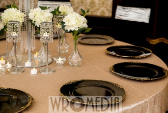 Czarne podtalerza, złoty cekinowy obrus i białe kwiaty na wesele Czarne podtalerza, złoty cekinowy obrus i białe kwiaty na wesele