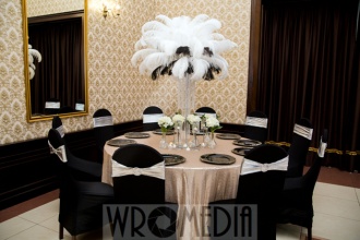 Weselna dekoracja sali z białymi kwiatami i piórami Weselna dekoracja sali z białymi kwiatami i piórami