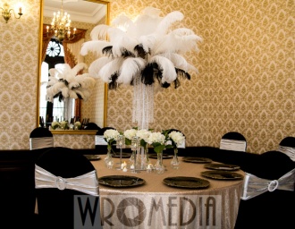 Stół weselny z biało-czarną dekoracją i piórami Czarno-biała dekoracja sali weselnej