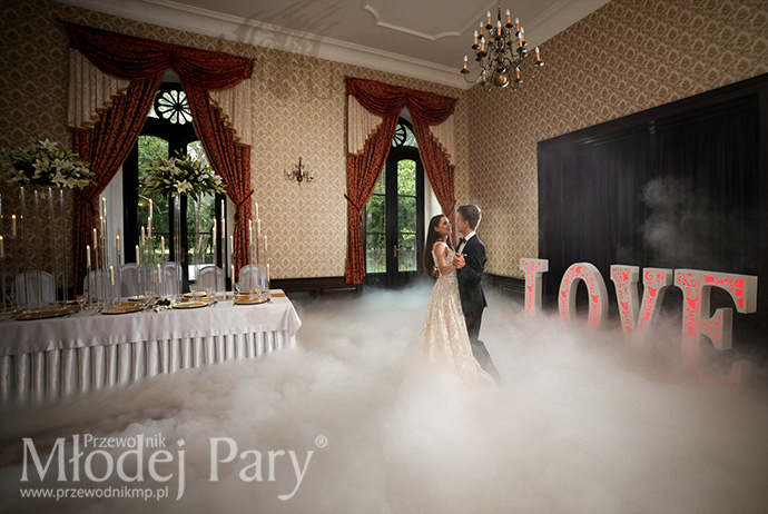 Dekoracja sali weselnej LOVE i zimny dym