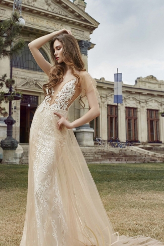 Koronkowa suknia ślubna rybka z brzoskwiniową tiulową nakładką na spódnicę i rękawkami motylkami Koronkowa suknia ślubna rybka z brzoskwiniową tiulową nakładką na spódnicę i rękawkami motylkami