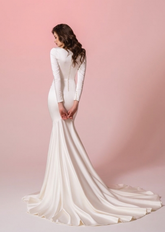 Elegancka, gładka, przylegająca do ciała suknia ślubna z długimi rękawami i trenem Tył sukni ślubnej z zabudowanym dekoltem