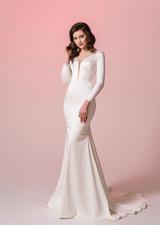 Elegancka, gładka, przylegająca do ciała suknia ślubna z długimi rękawami i trenem Elegancka, gładka, przylegająca do ciała suknia ślubna z długimi rękawami i trenem