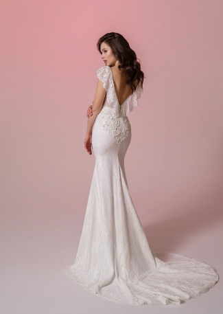 Tył sukni ślubnej z plecami wyciętymi w literę V i koronkową falbanką Flossmann suknia ślubna 2020 (15)