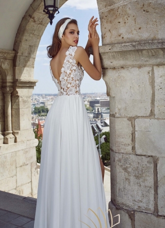 Suknia ślubna z białym lekkim dołem z rozporkiem i koronkową górą Flossmann suknia ślubna 2020 (17)