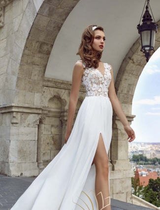 Suknia ślubna z białym lekkim dołem z rozporkiem i koronkową górą Suknia ślubna z białym lekkim dołem z rozporkiem i koronkową górą