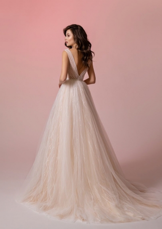 Brzoskwiniowa suknia ślubna z odsłoniętymi plecami Brzoskwiniowa suknia ślubna z odsłoniętymi plecami