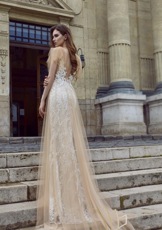 Koronkowa suknia ślubna rybka z brzoskwiniową tiulową nakładką na spódnicę i rękawkami motylkami Koronkowa suknia ślubna rybka z brzoskwiniową tiulową nakładką na spódnicę i rękawkami motylkami