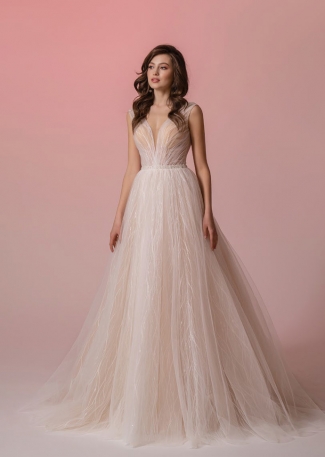 Suknia ślubna o klasycznym kroju w pastelowym odcieniu brzoskwini Suknia ślubna o klasycznym kroju w pastelowym odcieniu brzoskwini