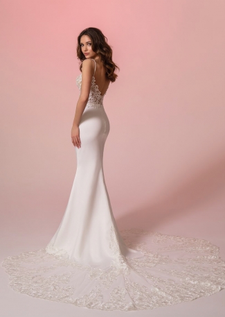 Suknia ślubna z koronkową, dopasowaną górą, spódnica prosta, gładka zwieńczona koronkowym trenem Suknia ślubna z koronkową, dopasowaną górą, spódnica prosta, gładka zwieńczona koronkowym trenem