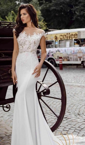 Lekka, przylegająca do ciał suknia ślubna z koronką schodzącą z góry na spódnicę Lekka, przylegająca do ciał suknia ślubna z koronką schodzącą z góry na spódnicę