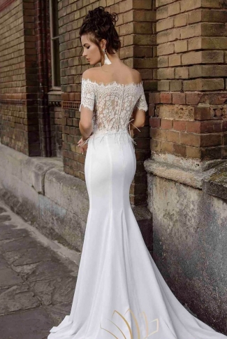 Suknia ślubna z koronkową górą z piórami i gładkim dołem Suknia ślubna z koronkową górą z piórami i gładkim dołem