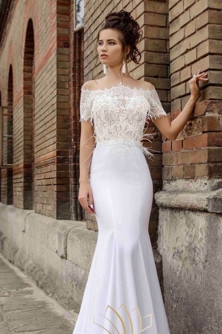 Suknia ślubna z koronkową górą z piórami i gładkim dołem Suknia ślubna z koronkową górą z piórami i gładkim dołem