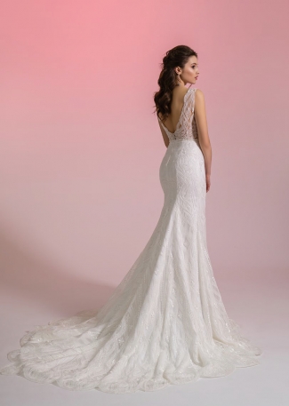 Suknia ślubna z odkrytymi plecami i trenem Suknia ślubna z odkrytymi plecami i trenem