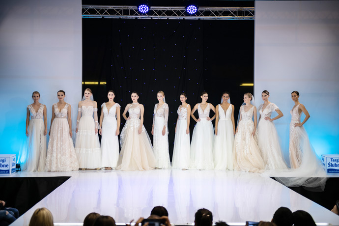 Modelki prezentują suknie ślubne na scenie w Hali Orbita 
