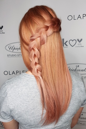 Rozpuszczone włosy z fantazyjnym warkoczem Rozpuszczone włosy z fantazyjnym warkoczem