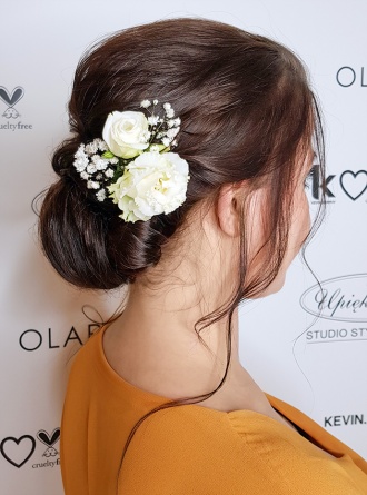 Upięcie ślubne z kwiatami Upięcie ślubne z kwiatami