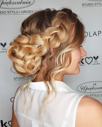 Modny kok z warkoczem Modny kok z warkoczem