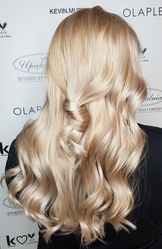 Zadbane lśniące włosy ułożone w fale Zadbane lśniące włosy ułożone w fale