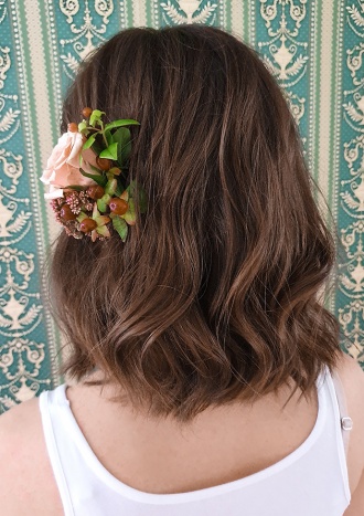 Średniej długości włosy lekko pofalowane z ozdobą z kwiatów Średniej długości włosy lekko pofalowane z ozdobą z kwiatów