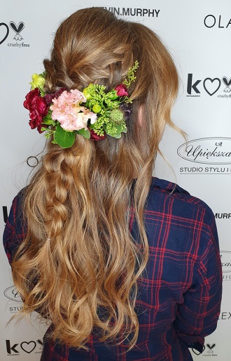 Długie włosy ze splecionymi pasmami i wpiętymi kwiatami Długie włosy ze splecionymi pasmami i wpiętymi kwiatami